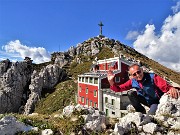 34 In Resegone (Punta Cermenati 1875 m) con Rif. Azzoni (1860 m) baciati dal sole